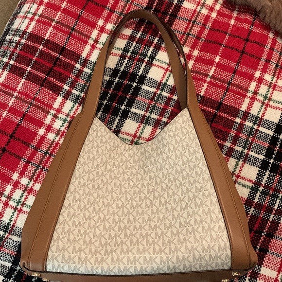 Brand new - Michael Kors leather and canvas bag. - Picture 2 of 5